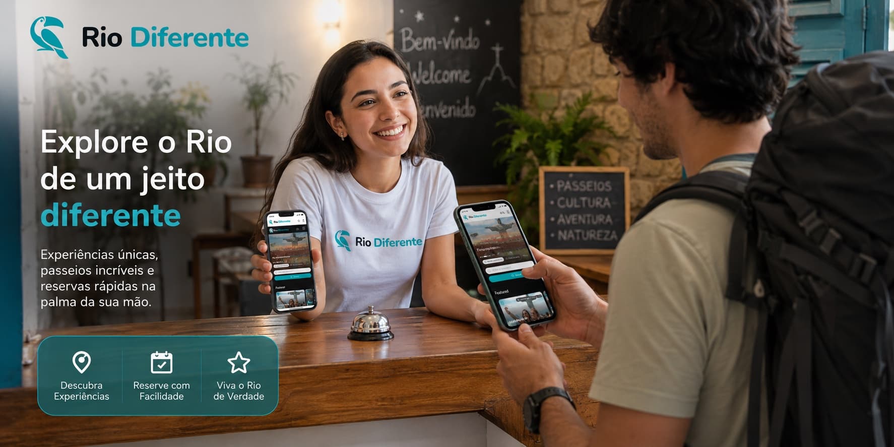 Recepcionista de hostel mostrando o app da Rio Diferente para um hóspede