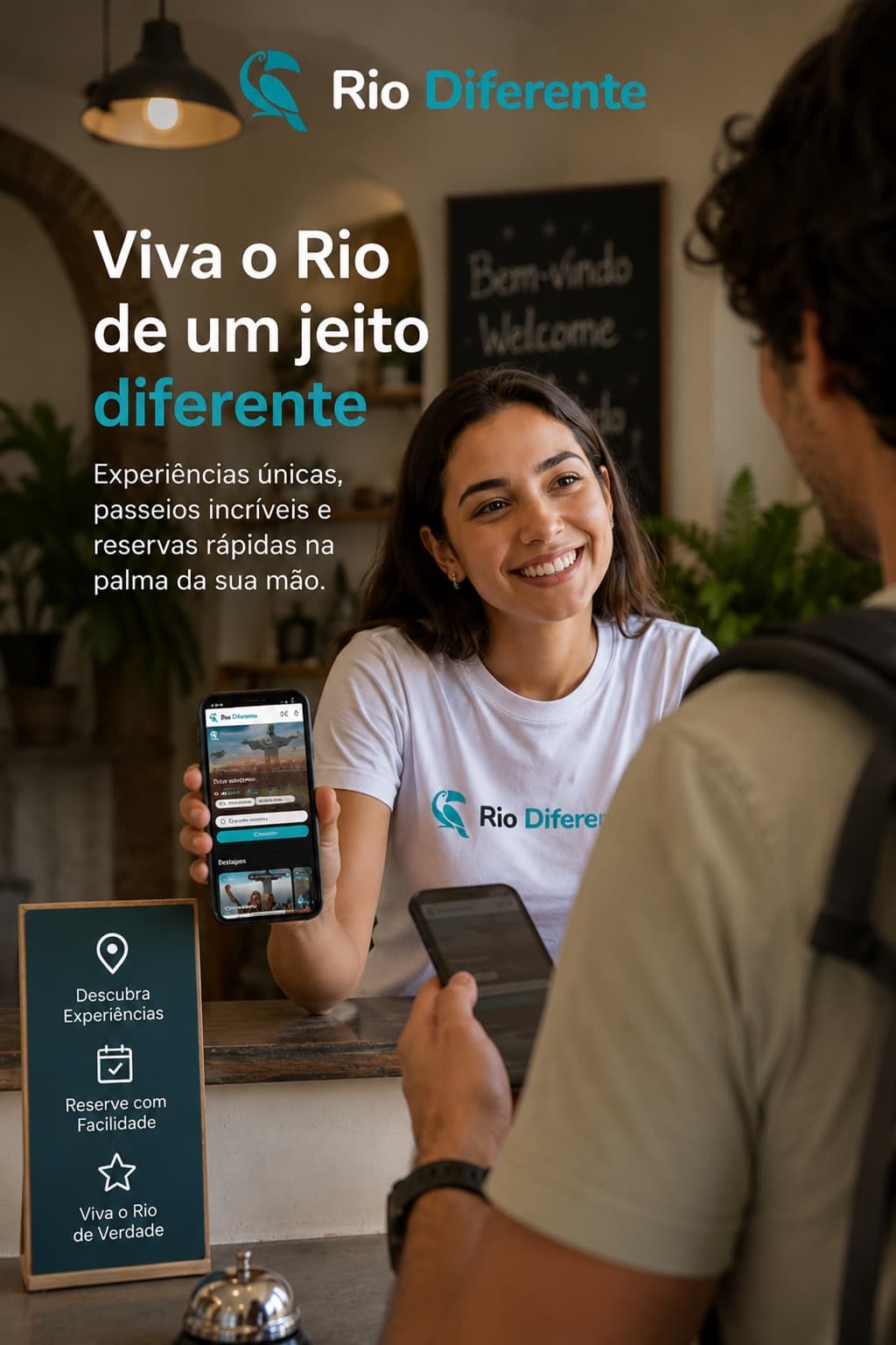 Recepcionista de hostel mostrando o app da Rio Diferente para um hóspede