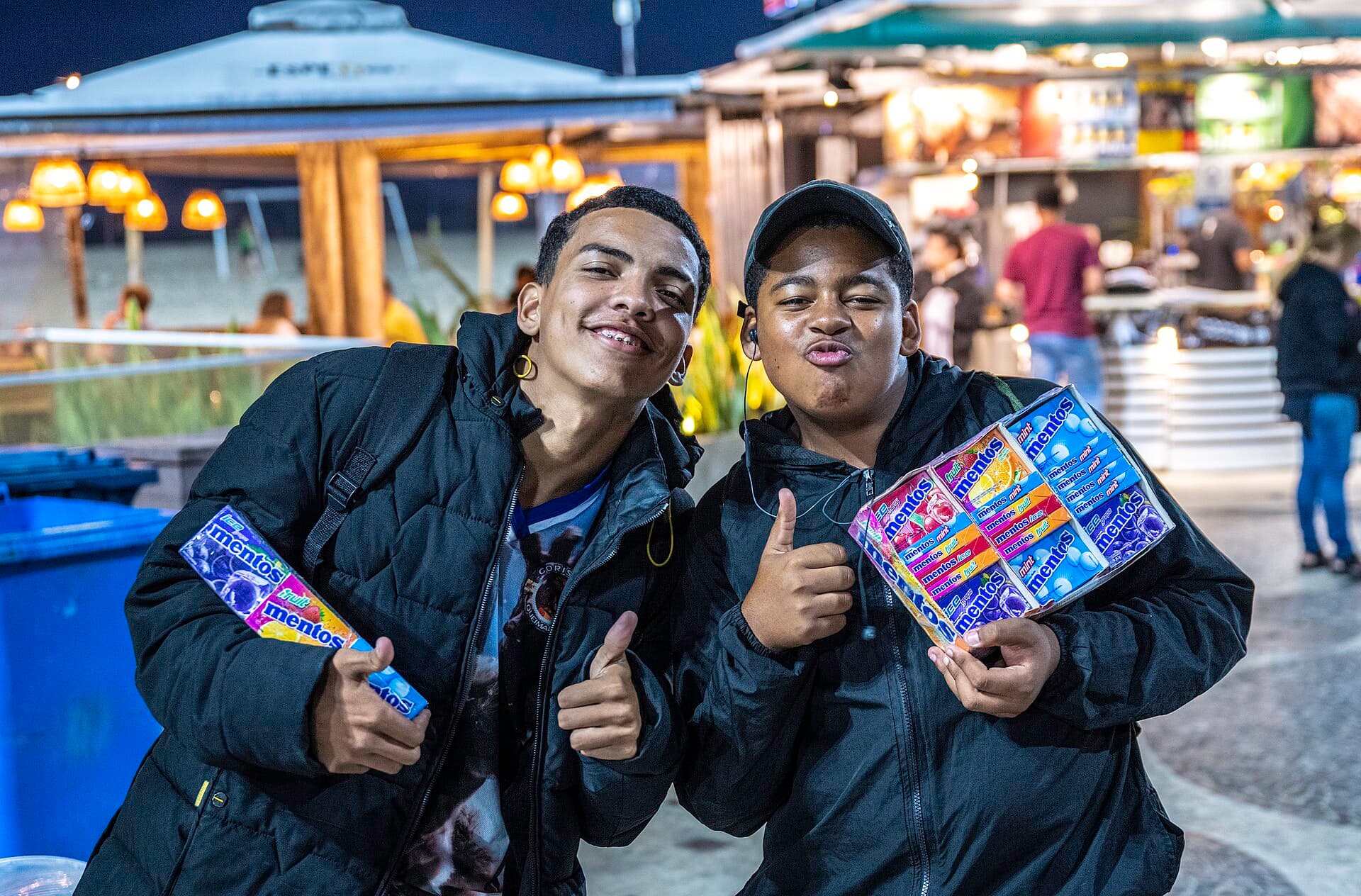 Vendedores ambulantes en el paseo de Copacabana de noche