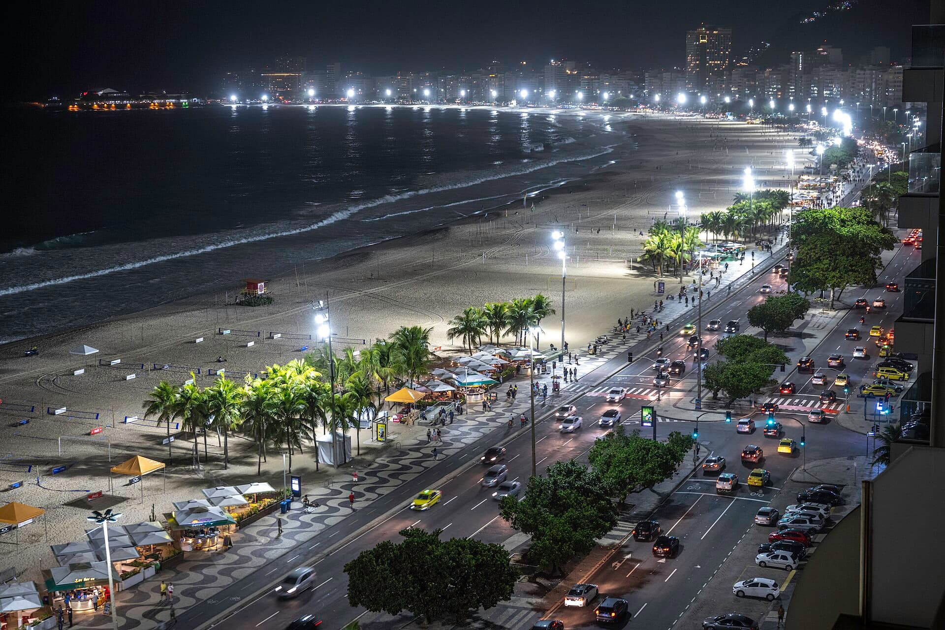 Avenida Atlântica at night