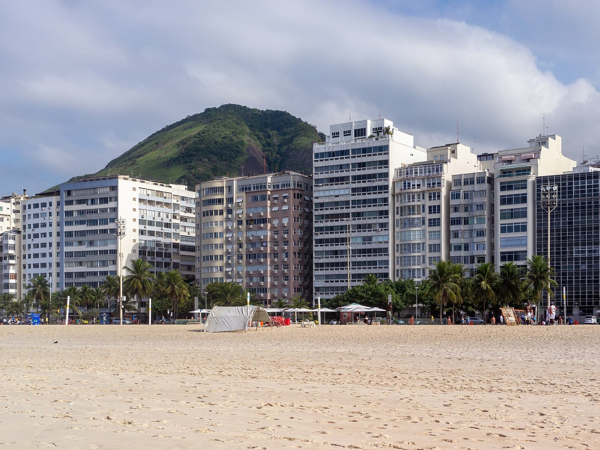 Playa de Copacabana llena de gente en un día de sol