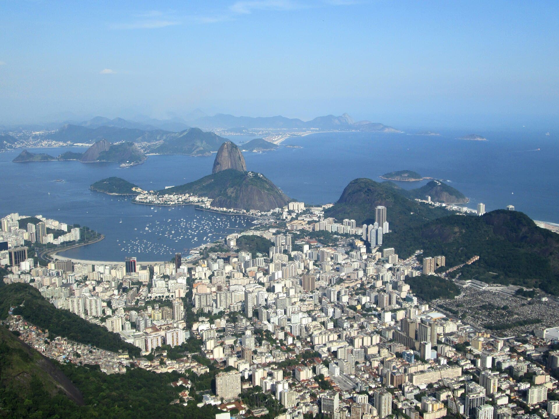 Vista desde el Cristo Redentor: Pan de Azúcar, bahía de Botafogo y Copacabana a la derecha