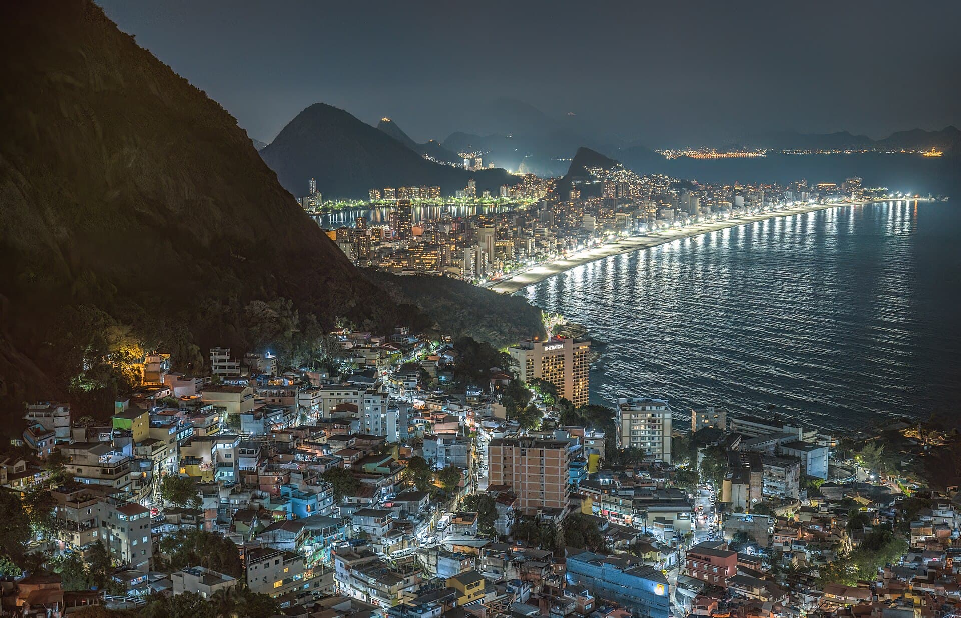 Vidigal homes on the Dois Irmãos hillside, facing the ocean
